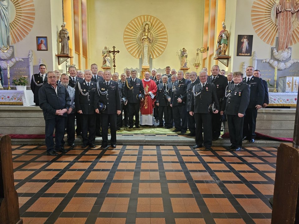 VII Zjazd Weteranów OSP w Pietraszynie – zdjęcie grupowe druhów w kościele św. Barbary w Pietraszynie