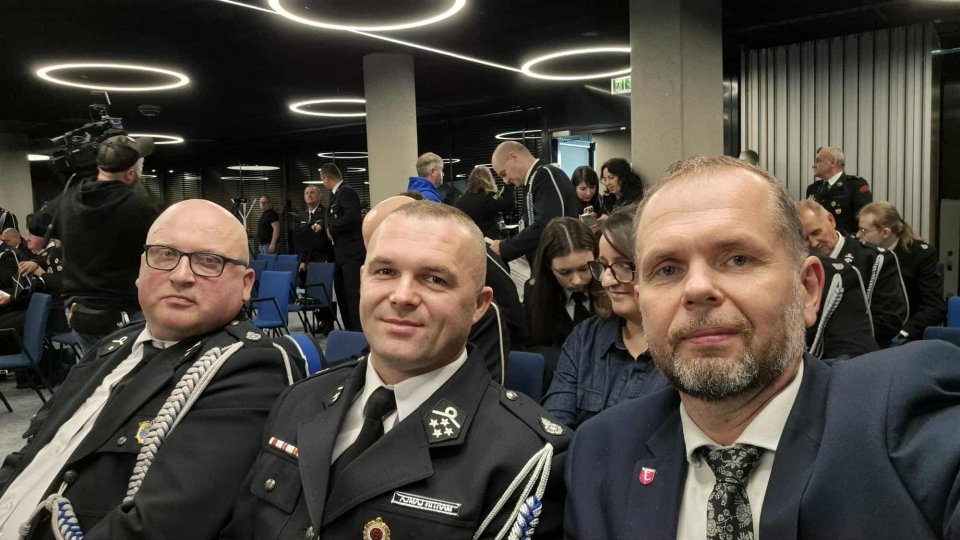 Burmistrz Krzanowic Andrzej Strzedulla wraz z Prezesem Martinem Lamlą i Skarbnikiem Robertem Ternką z Ochotniczej Straży Pożarnej w Krzanowicach odebrali dofinansowanie na zakup specjalistycznego sprzętu ratowniczego oraz wyposażenia w ramach programu „Bezpieczny Strażak II edycja 2025”.