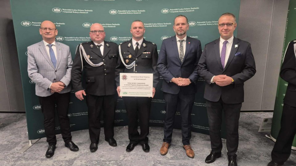 Burmistrz Krzanowic Andrzej Strzedulla wraz z Prezesem Martinem Lamlą i Skarbnikiem Robertem Ternką z Ochotniczej Straży Pożarnej w Krzanowicach odebrali dofinansowanie na zakup specjalistycznego sprzętu ratowniczego oraz wyposażenia w ramach programu „Bezpieczny Strażak II edycja 2025”. 